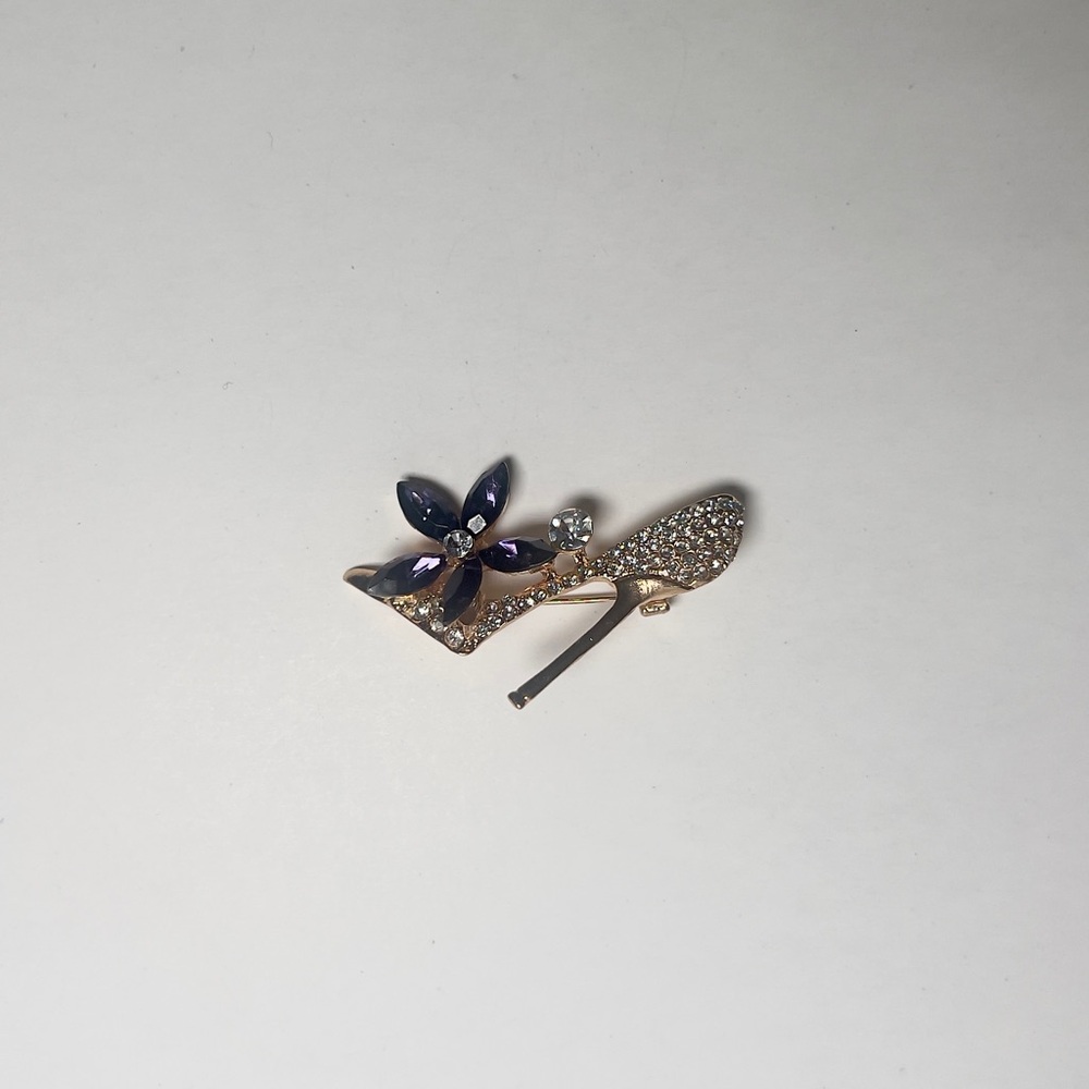 NEW ✨Crystal Embellished High Heel Brooch with Navy Flower